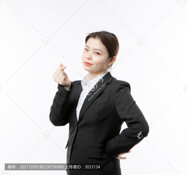 商務(wù)女性比愛(ài)心手勢(shì)