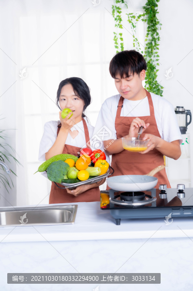 情侶在廚房一起做飯
