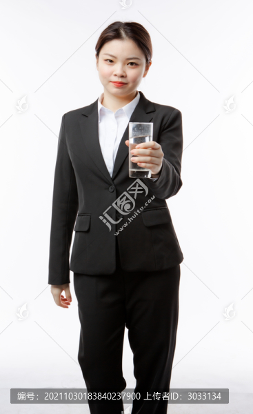 商務女性拿水杯擺拍