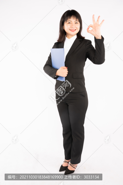 商務(wù)女性站著比OK手勢(shì)