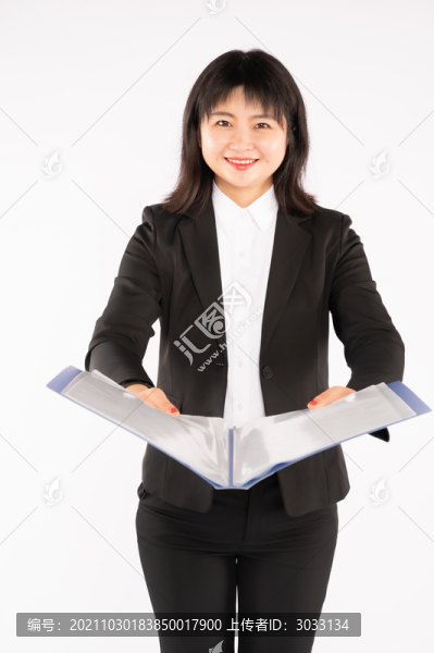 工作人員出示文件匯報工作