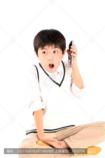 男孩盤著腿坐在地上
