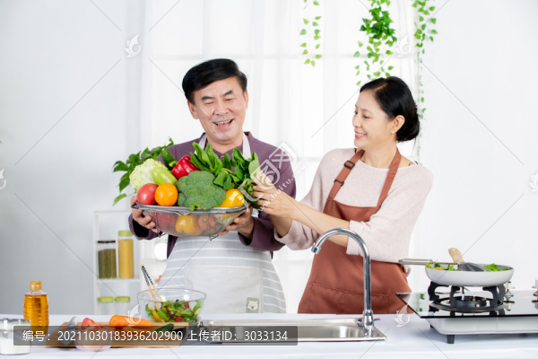 夫妻在廚房趣味烹飪