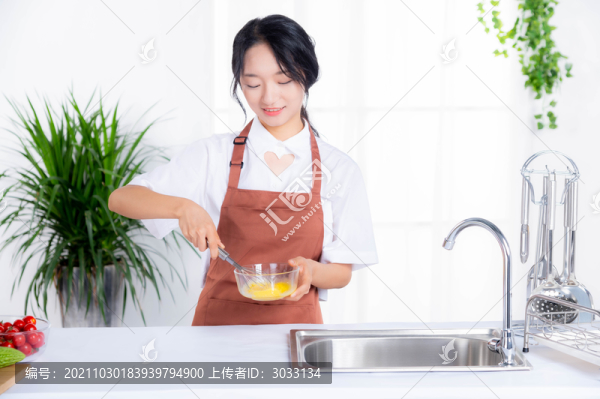 女人在廚房打雞蛋