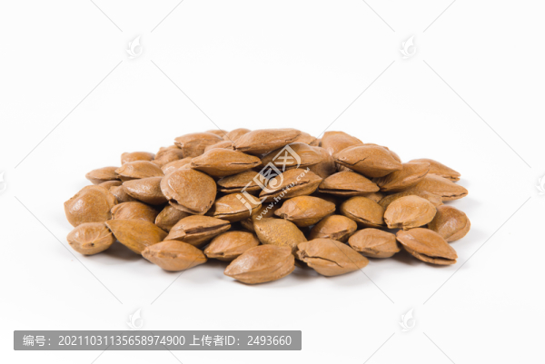 白底上的杏仁