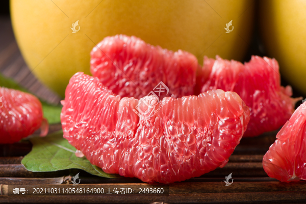 剝開的紅心柚子