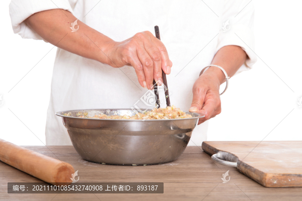 廚師在拌制豬肉大蔥的餃子陷