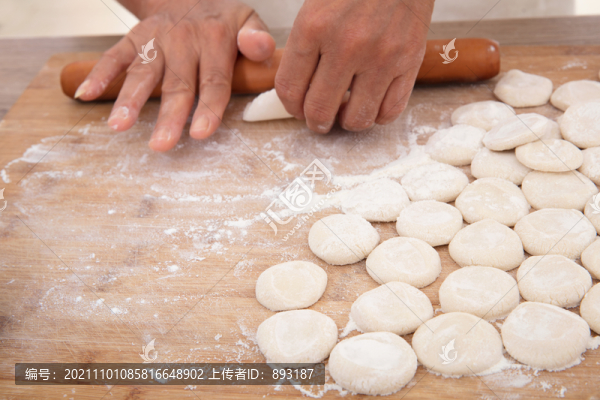 中國人手拿搟面杖在搟餃子皮