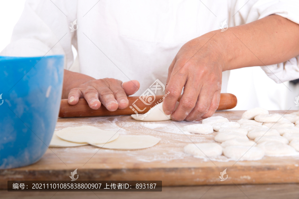 砧板上搟餃子皮準備包餃子