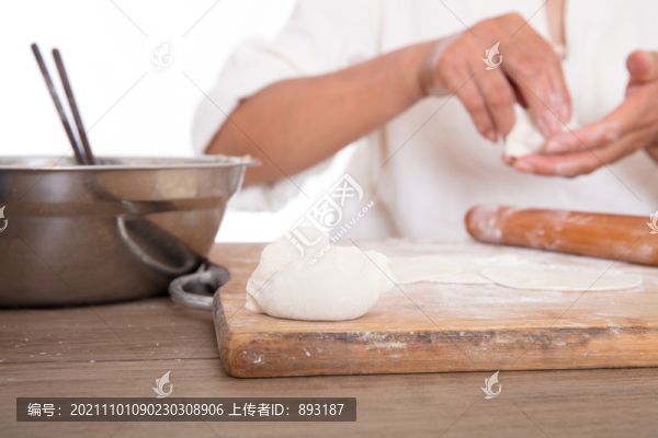 廚房里為傳統(tǒng)節(jié)日包餃子