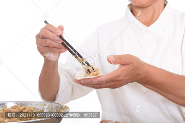 中國(guó)婦女在制作中國(guó)傳統(tǒng)美食餃子