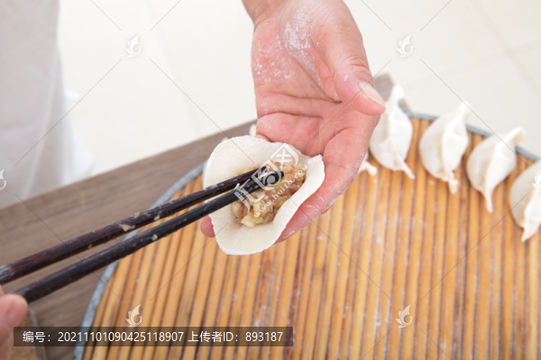 中國傳統(tǒng)節(jié)日前家人正在制作餃子
