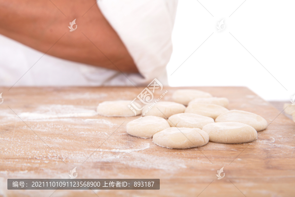 砧板上放著幾個白面小餅子