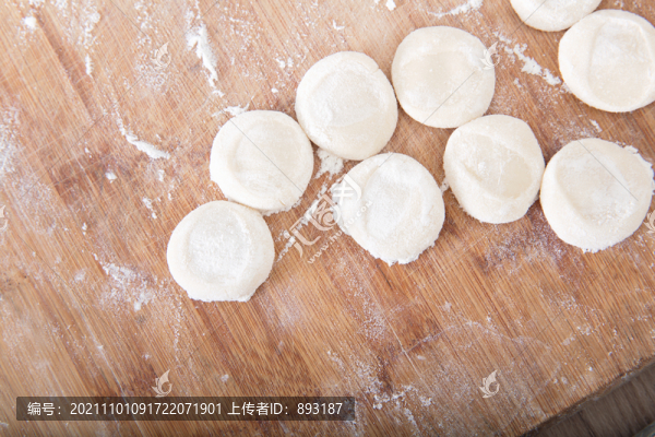 砧板上搟餃子皮使用的圓餅狀白面