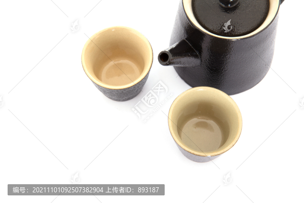 白背景上的一個(gè)茶壺和兩個(gè)茶杯