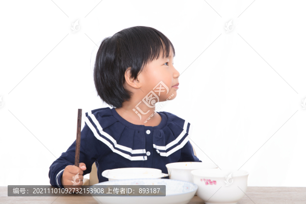 即將吃飽而玩耍的中國小女孩