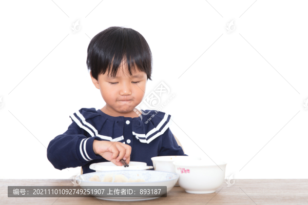 即將吃飽而玩耍的中國小女孩