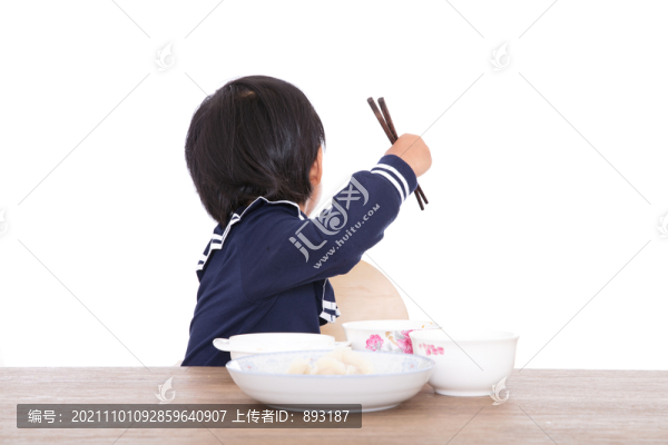 即將吃飽而玩耍的中國小女孩