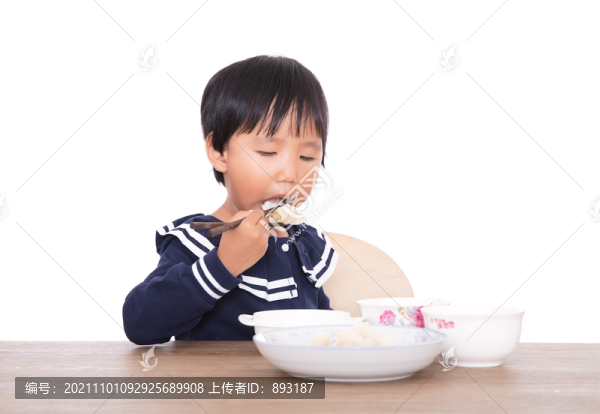 吃著飯連帶賣萌的中國小女孩