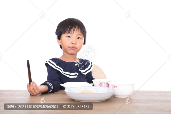 吃著飯連帶賣萌的中國小女孩