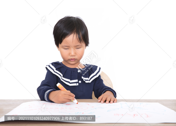 可愛的黃皮膚小孩子在練習(xí)繪畫