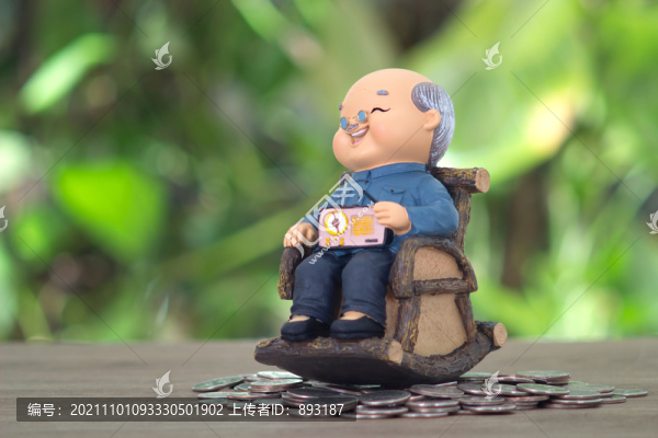 坐著搖椅的老爺爺模型