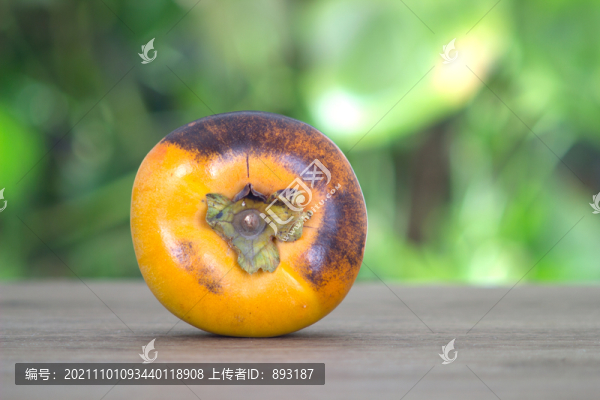 桌子上一個(gè)秋季的甜柿子