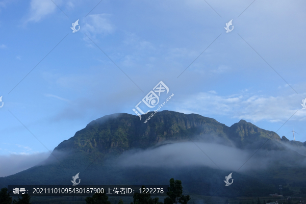 山間晨霧