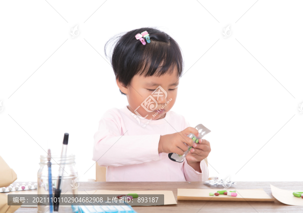 中國小女孩假裝醫(yī)生分配藥品