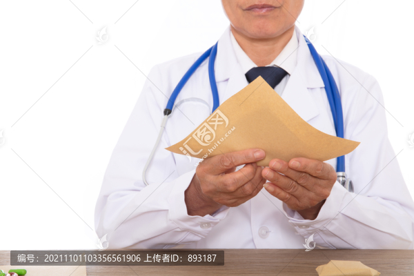 大夫在用草紙把藥包起來