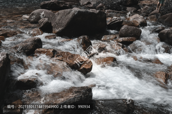 溪水潺潺