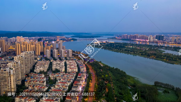 現(xiàn)代都市黃昏晚霞遂寧圣蓮島