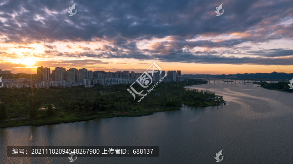 現(xiàn)代都市黃昏晚霞遂寧圣蓮島