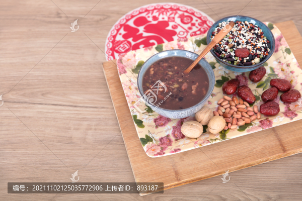 中國(guó)臘八節(jié)準(zhǔn)備好的臘八粥