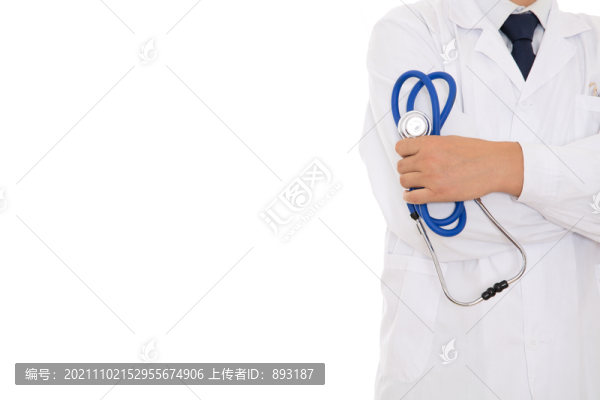 醫(yī)生手拿聽診器站在白背景前