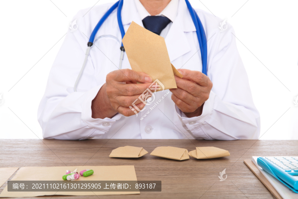 攝醫(yī)生用包裝紙把藥品包起來