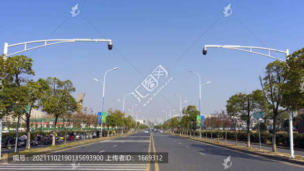 寬闊平坦的城市公路路面