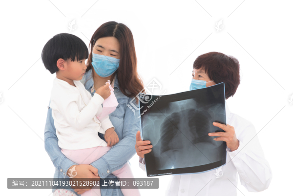 醫(yī)生在給家長和孩子講解X光片