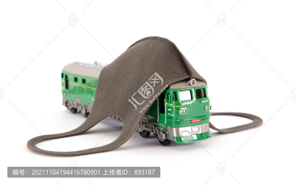 一輛綠皮火車和一個一次性口罩