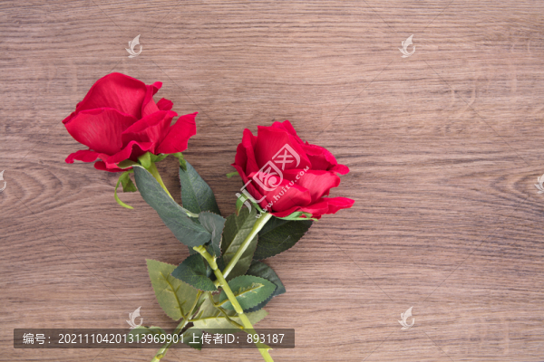 桌子上兩束紅色的玫瑰花