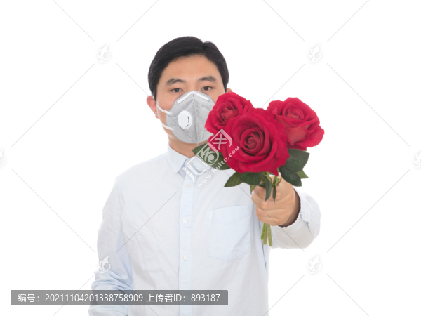 男士拿下口罩聞紅玫瑰在白背景前