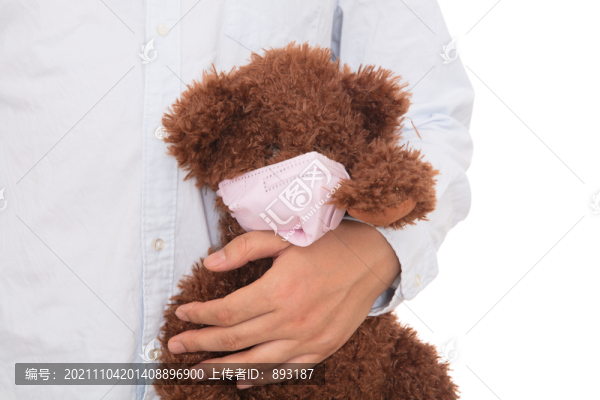 男士手里拿著戴口罩的毛絨玩具