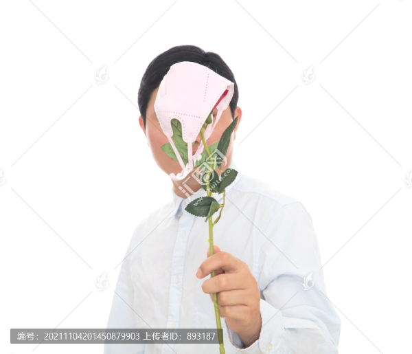 中國男士手拿被口罩遮住的玫瑰花