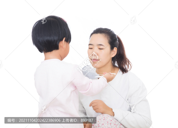 女兒幫媽媽戴口罩