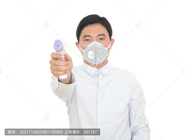 戴口罩的男士手拿紅外體溫計(jì)