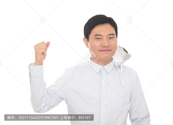脫下口罩的男士做加油的手勢