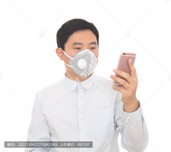 戴口罩的男士在使用手機(jī)