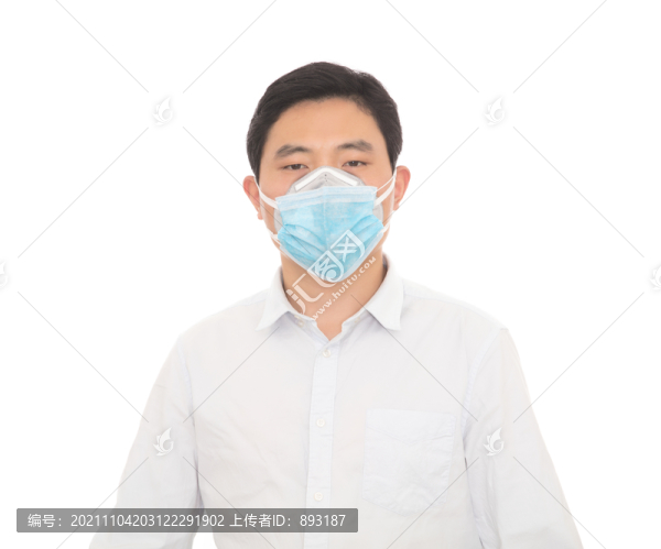 白背景前戴雙層口罩的男士肖像
