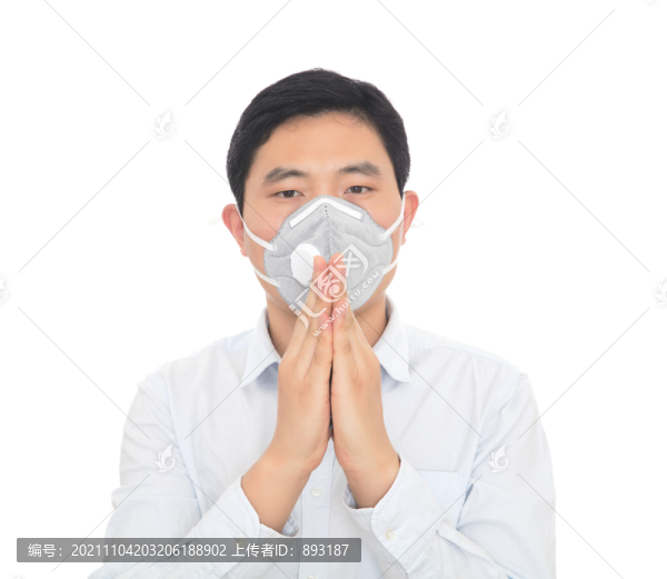 戴口罩的男士雙手合十祈禱