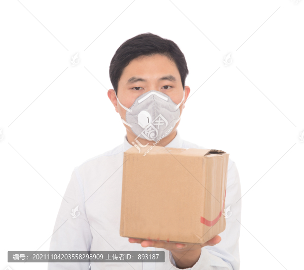 戴口罩的快遞員送快遞